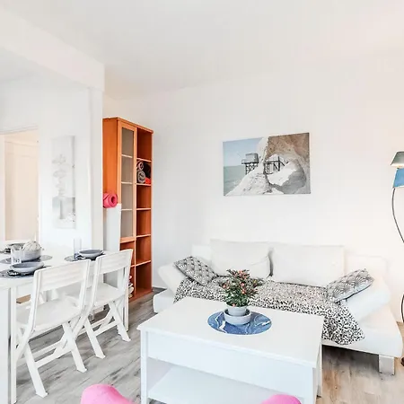 Beautiful Home In Royan With Wifi 펜션